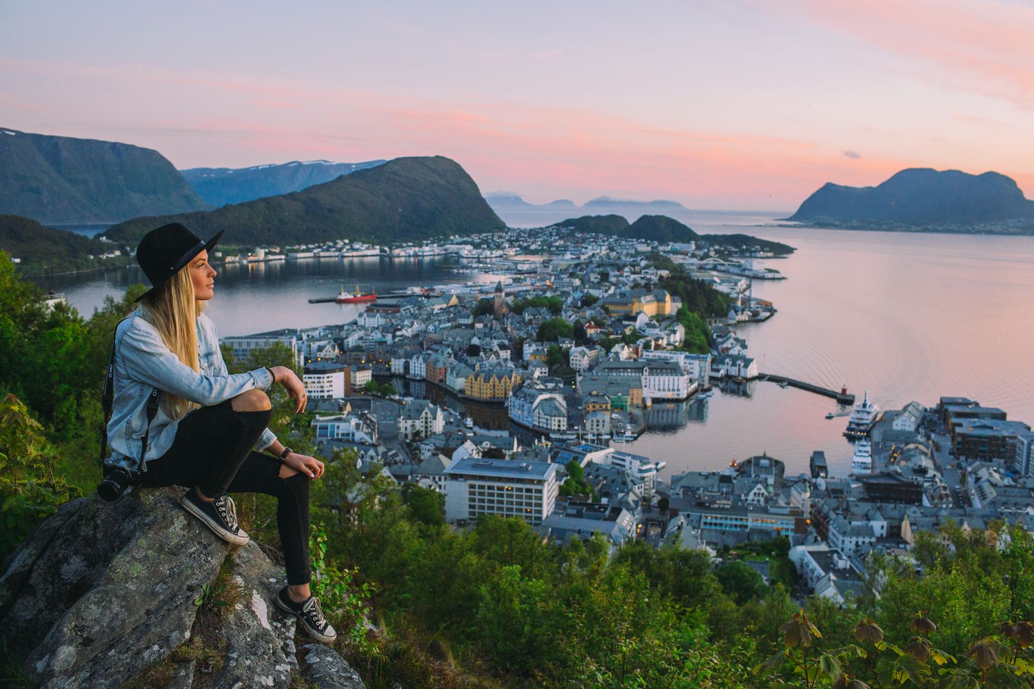 Роскошные пейзажи Норвегии - Страница 22 Visitnorway-aksla-viewpoint-2-alesund-norway-4066803_1500